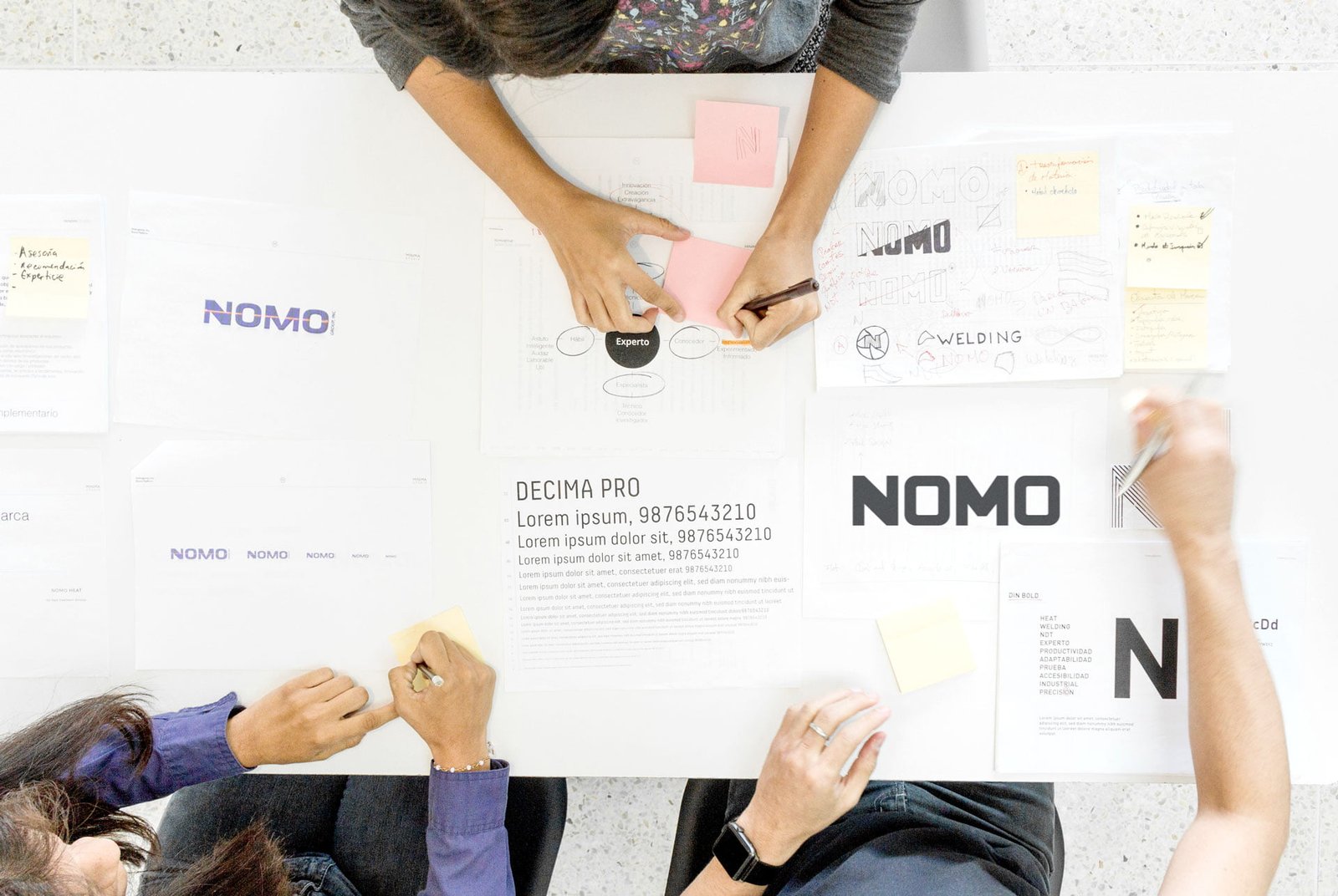 Equipo de trabajo de Umbel trabajando en el rebranding de Nomo