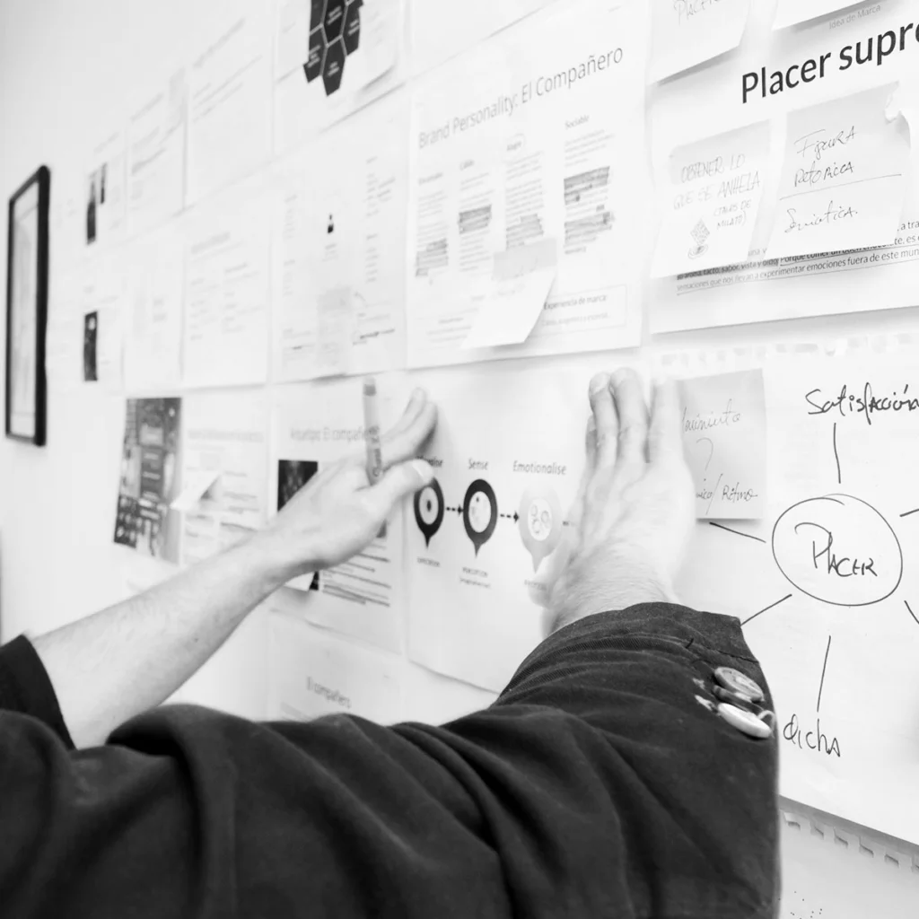 Equipo de UMBEL evaluando la coherencia de marca