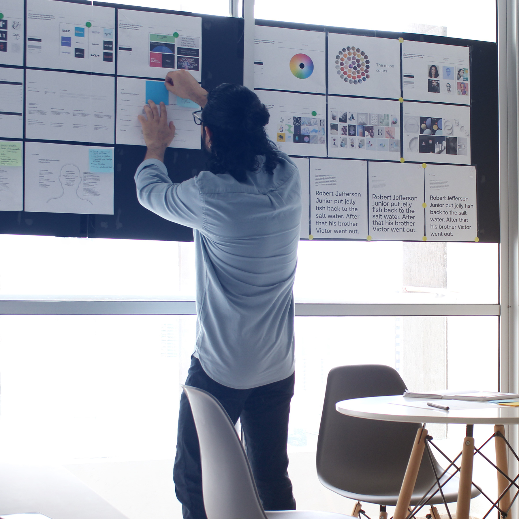 Estratega de marca analizando ideas