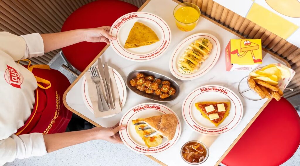 Variada comida en mesa colorida.